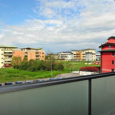 Moderno Trilocale Laura Apartment Далмине Екстериор снимка
