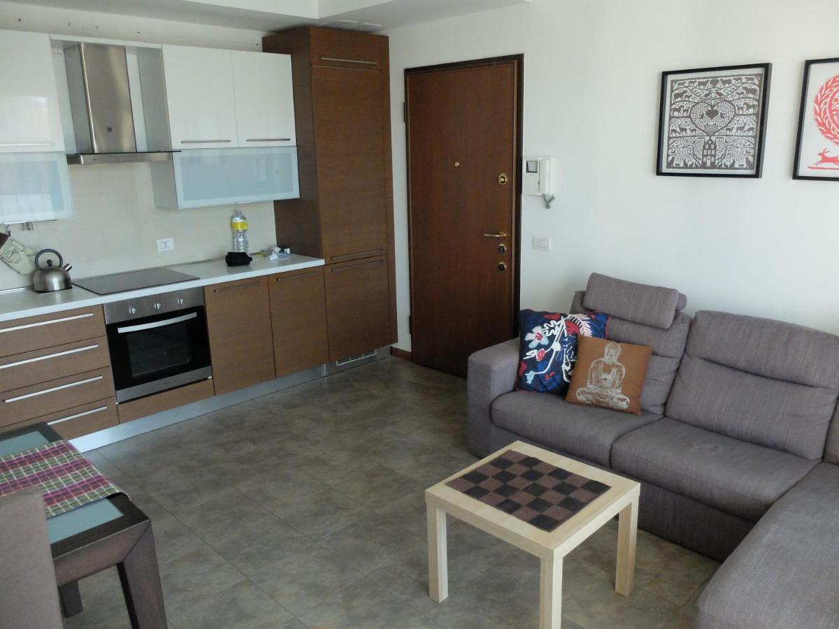 Moderno Trilocale Laura Apartment Далмине Екстериор снимка