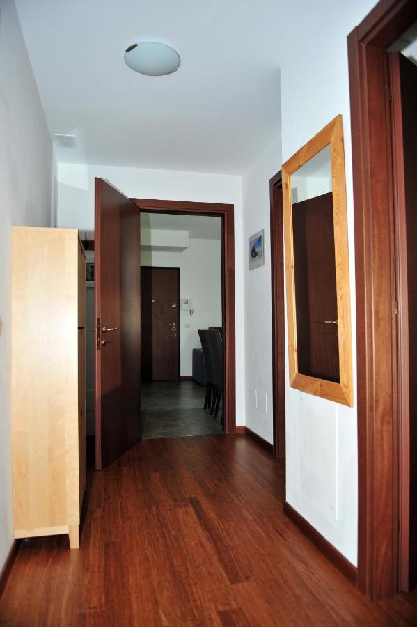 Moderno Trilocale Laura Apartment Далмине Екстериор снимка
