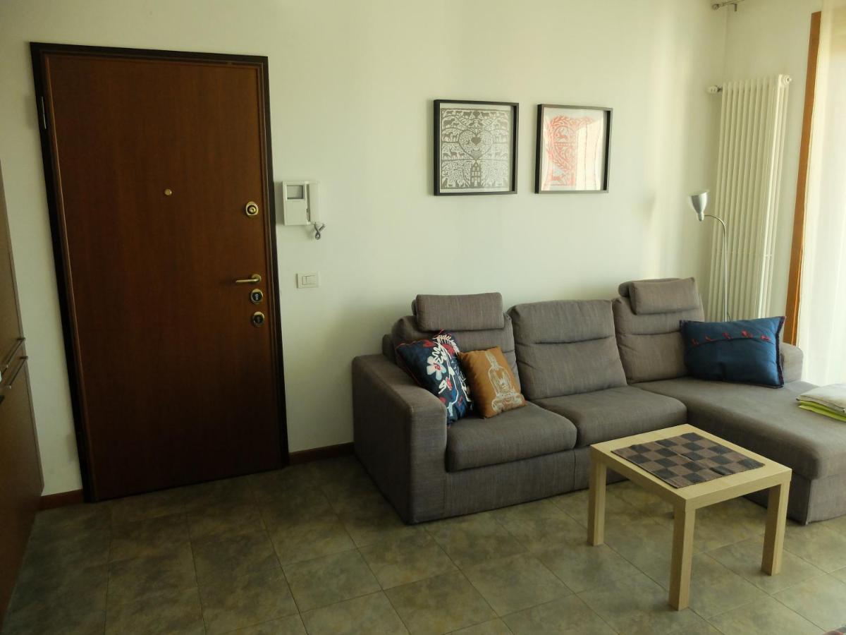 Moderno Trilocale Laura Apartment Далмине Екстериор снимка