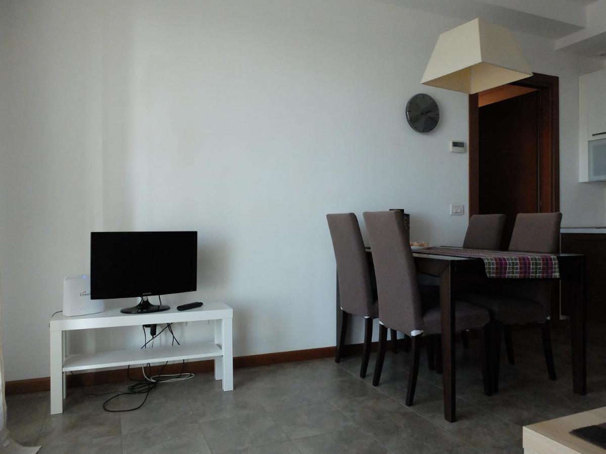 Moderno Trilocale Laura Apartment Далмине Екстериор снимка